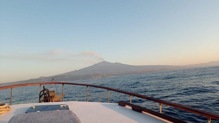BOAT TOUR WITH APERITIF ON BOARD IN THE CYCLOPS ISLANDS - Why the Cyclops Islands look different at sunset