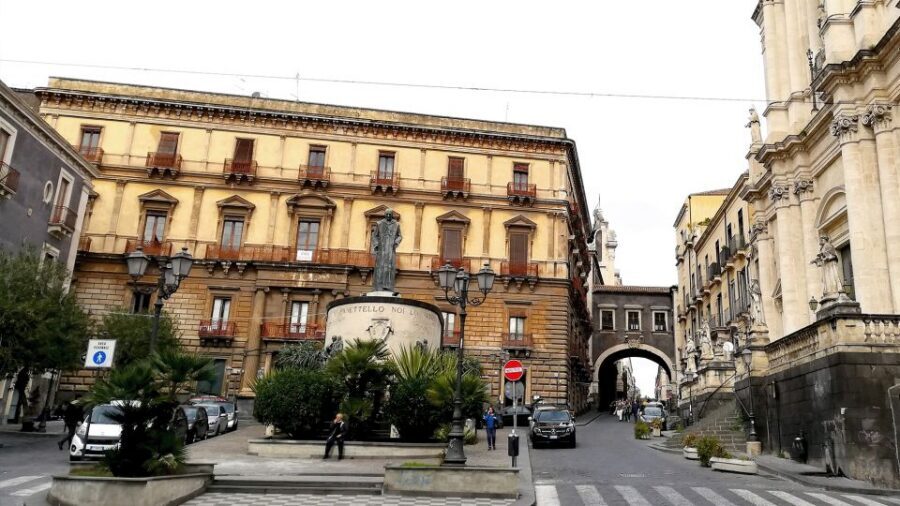 Catania: City Highlights Walking Tour - Piazza Duomo and the market energy of Pescheria