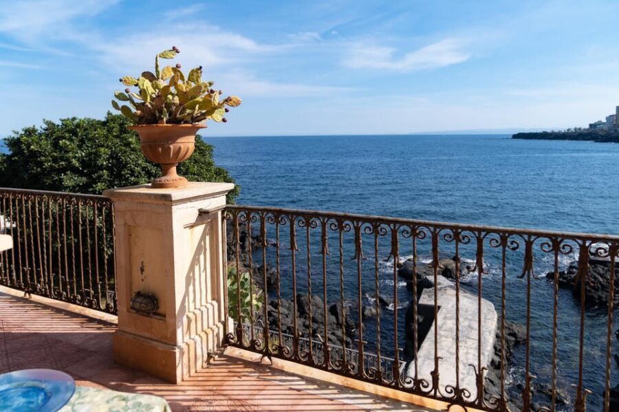 Catania: Cooking class set in a sea front historic villa - The terrace meal in the historic villa: dinner is part of the lesson