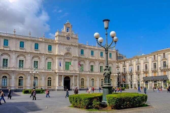 Discover Catania from fabulous viewpoints with your personal photographer - Stop 1: Piazza del Duomo photo session with zero stress