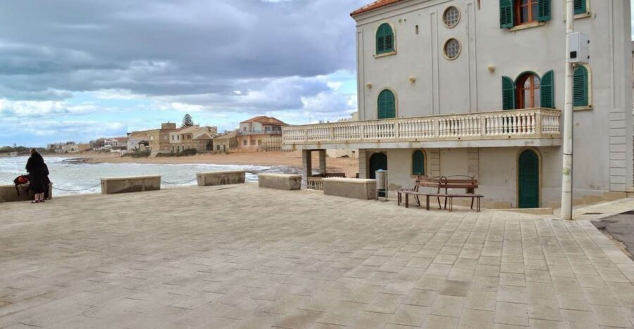 From Catania: Inspector Montalbano Day Tour with Audio Guide - Punta Secca: sea cliffs, a lighthouse moment, and Montalbano mood