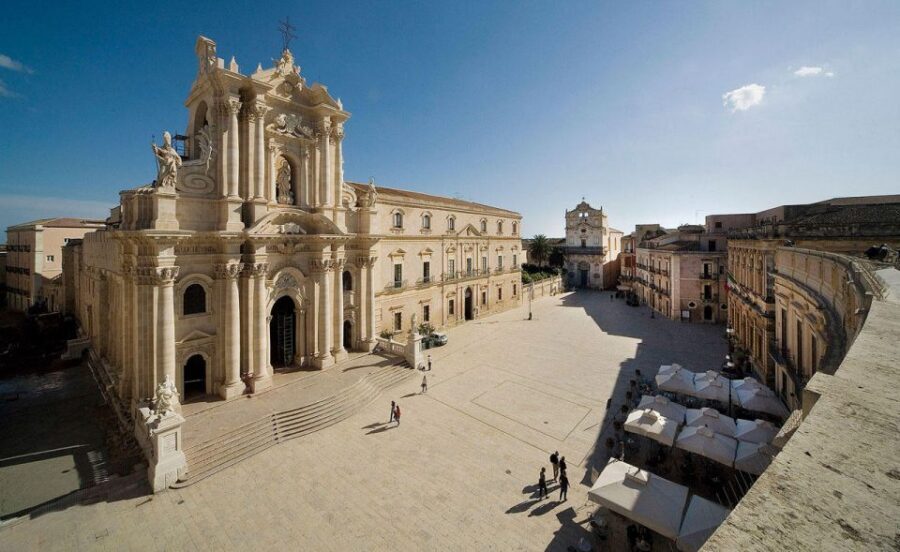 From Catania: Syracuse and Noto Culture and History Tour - Ortigia Island in Syracuse: Alleys, Cathedral Views, and Crowd Reality