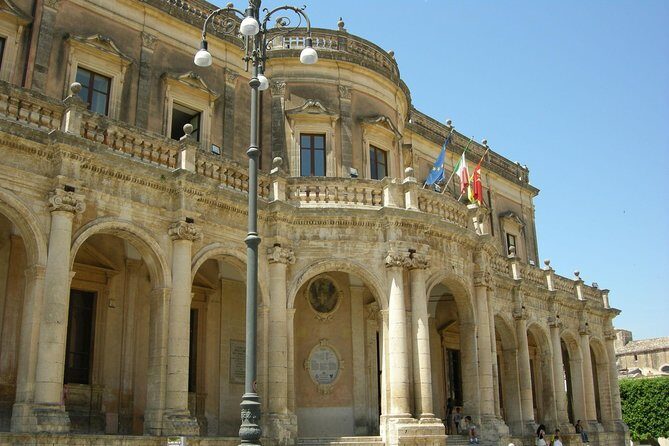 Syracuse, Ortigia & Noto - Ortigia Snack Break: Sicilian Hot Table, Water, and Etna Wine
