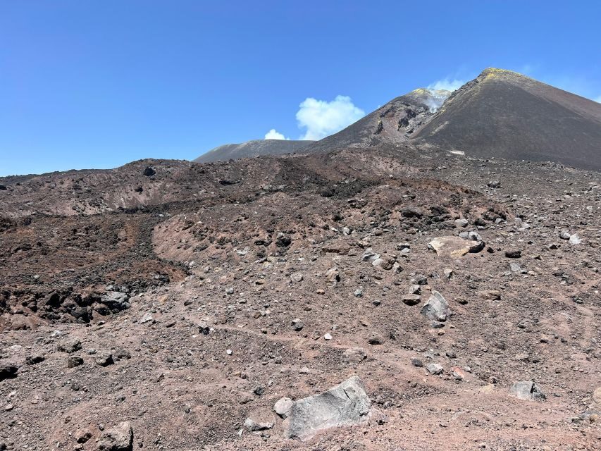 Trekking at 3000 meters on Etna - Inside the 2002 effusive crater channel: why the gear matters